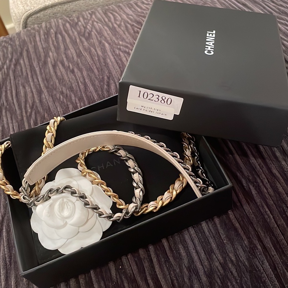 ❌❌❌SOLD❌❌❌CHANEL 19 Authentic Cardholder On Chain - Picture 5 of 16